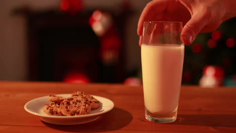 Hand-Lässt-Kekse-Und-Milch-Für-Den-Weihnachtsmann-übrig