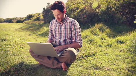 Junger-Mann-Mit-Laptop-Auf-Dem-Land