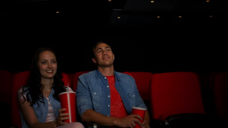 Pareja-Viendo-Una-Película-En-El-Cine