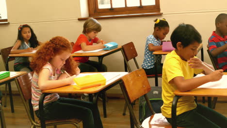 Lindos-Alumnos-Sentados-En-El-Escritorio-En-El-Aula