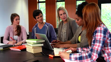 Studenten-Und-Tutor-Diskutieren-In-Der-Bibliothek