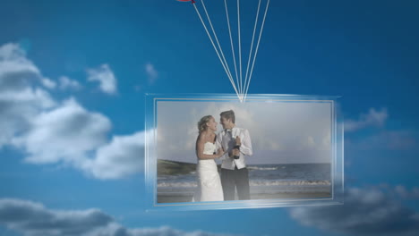 Luftballons-Tragen-Einen-Bildschirm,-Der-Das-Frisch-Vermählte-Paar-Am-Strand-Zeigt