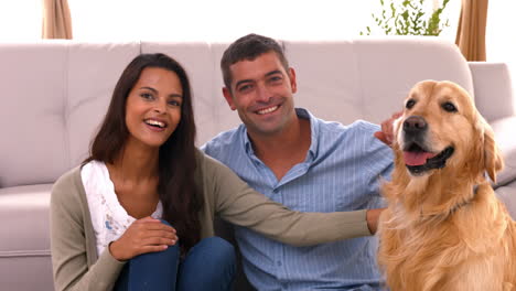 Pareja-Feliz-Con-Su-Perro