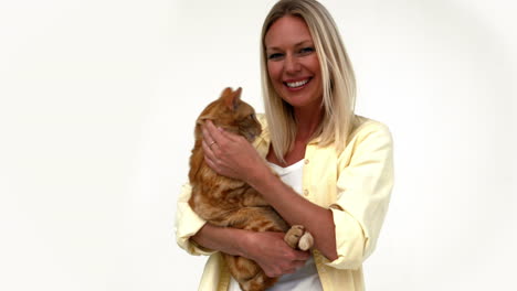 Rubia-Feliz-Con-Gato-Mascota-