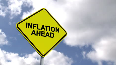 Inflation-Voraus-Zeichen-Gegen-Blauen-Himmel-