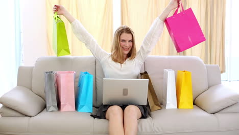 Aufgeregte-Blondine-Beim-Online-Shopping-Auf-Der-Couch