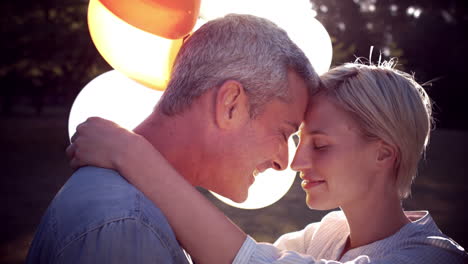 Pareja-Romántica-Con-Globos-En-El-Parque