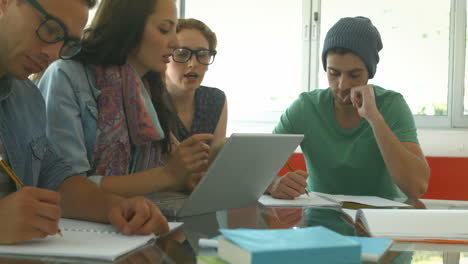 Studenten-Arbeiten-Während-Eines-Meetings-Zusammen