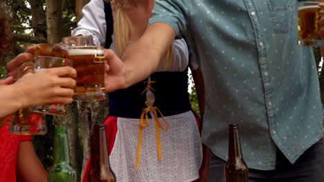 In-Hoher-Qualität-Format-Gruppe-Von-Freunden-Feiern-Oktoberfest-