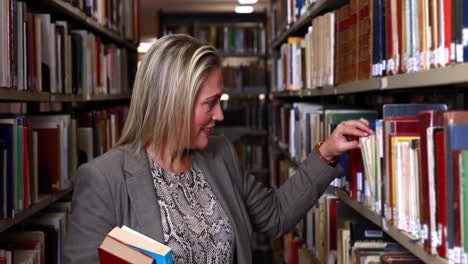 Bibliothekarin-Lächelt-In-Die-Kamera-