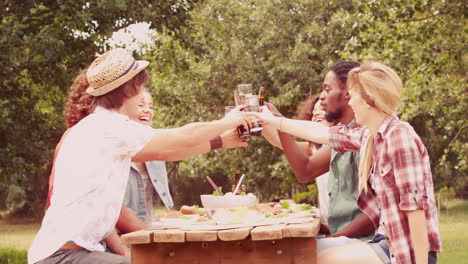 In-slow-motion-happy-friends-in-the-park-having-lunch