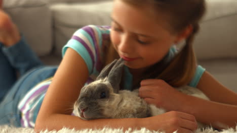 Niña-Feliz-Con-Conejo-Mascota