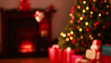 Blinkende-Lichter-Am-Weihnachtsbaum-Mit-Geschenken