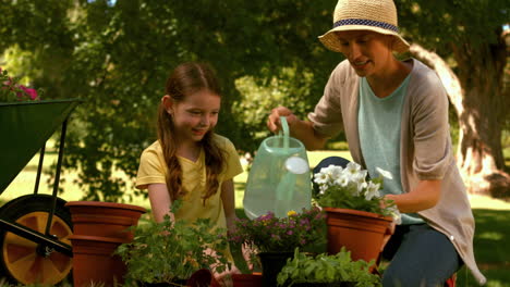 Madre-E-Hija-Haciendo-Jardinería-Juntas-