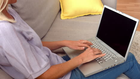 Frau-Mit-Laptop-Auf-Der-Couch