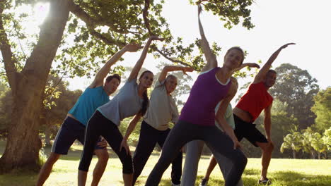Fitnessgruppe-Trainiert-Im-Park