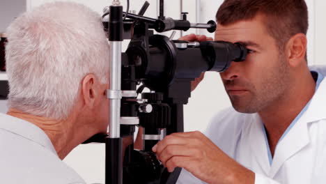 Optiker-Untersucht-Die-Augen-Eines-Patienten