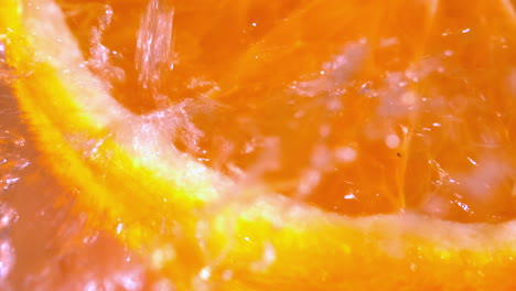 Wasser-über-Eine-Orange-Gießen
