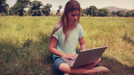 Hübsche-Blondine-Entspannt-Im-Park-Mit-Ihrem-Laptop