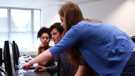 Students-working-together-in-computer-room