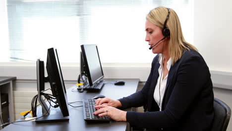 Call-center-agent-working-at-desk