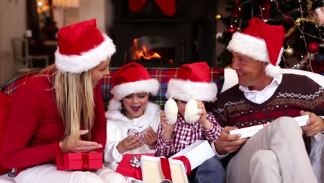 Familia-Feliz-Abriendo-Regalos-De-Navidad