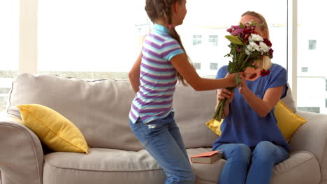 Tochter-überrascht-Ihre-Mutter-Mit-Blumen
