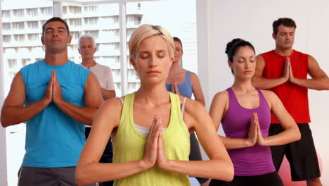 Yoga-class-in-fitness-studio