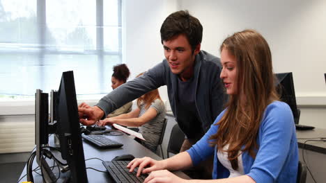 Students-working-together-in-computer-room