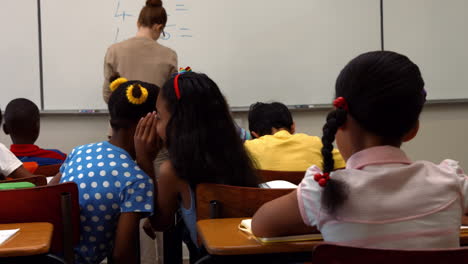 Niños-De-Escuela-Susurrando-Durante-La-Clase