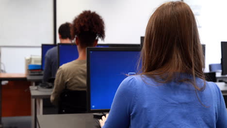 Studenten-Arbeiten-Im-Computerraum