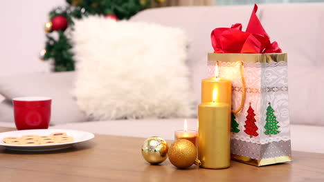 Mesa-De-Café-Con-Bolsa-De-Regalo-De-Navidad-Y-Galletas