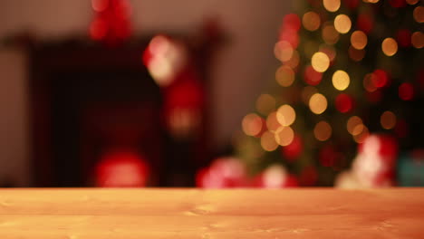Leerer-Tisch-Gegen-Blinkende-Lichter-Am-Weihnachtsbaum