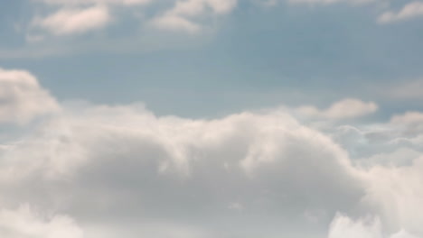 Schleife-Blauer-Himmel-Mit-Wolken