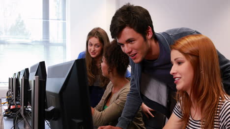 Estudiantes-Trabajando-Juntos-En-La-Sala-De-Computadoras