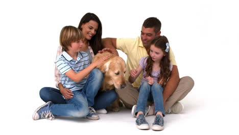 Glückliche-Familie-Mit-Ihrem-Hund-