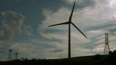 Windmühle-Dreht-Sich-Vor-Einem-Grauen-Himmel