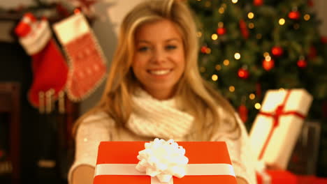 Pretty-blonde-showing-a-gift