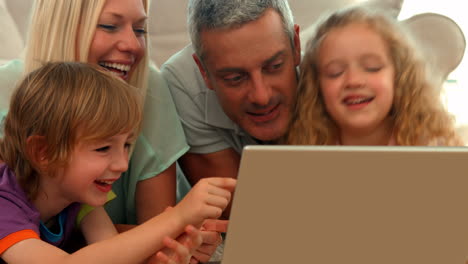 Glückliche-Familie,-Die-Zusammen-Laptop-Benutzt
