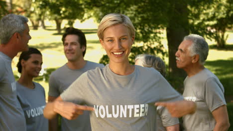Equipo-De-Voluntarios-Felices-En-El-Parque