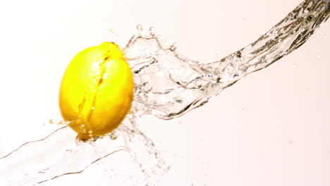Limón-Moviéndose-A-Través-De-Una-Corriente-De-Agua