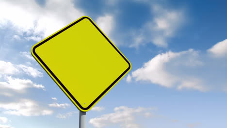 Leeres-Gelbes-Straßenschild-über-Bewölktem-Himmel