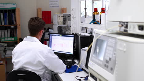 Chemists-working-in-a-laboratory-on-computer