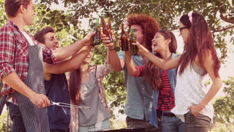 En-Cámara-Lenta-Amigos-Felices-En-El-Parque-Haciendo-Barbacoa-