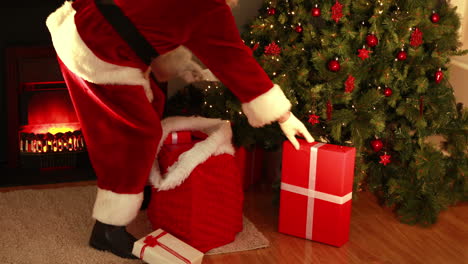 Santa-Entregando-Regalos-Bajo-El-árbol-De-Navidad