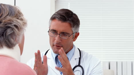 Doctor-speaking-with-his-patient-at-desk