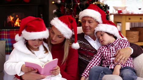 Glückliche-Familie-Liest-Gemeinsam-Eine-Weihnachtsgeschichte