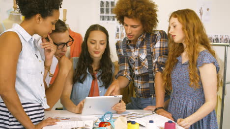 Estudiantes-De-Moda-Teniendo-Una-Reunión-Juntos-