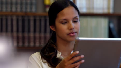 Estudiante-Usando-Tablet-Pc-En-La-Biblioteca