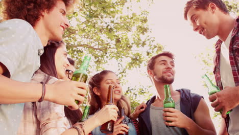 En-Cámara-Lenta-Amigos-Felices-En-El-Parque-Haciendo-Barbacoa-